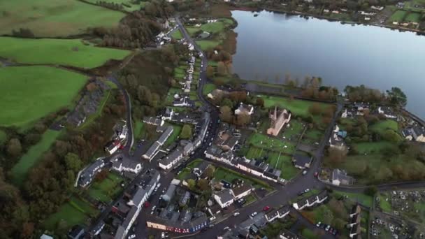 爱尔兰科克郡罗斯卡尔贝里 小城镇建筑大教堂和海湾的空中景观 — 图库视频影像