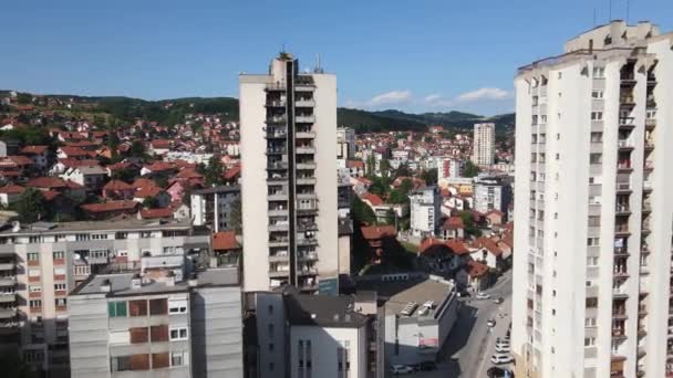 Vista Aérea Uzice Sérvia Edifícios Residenciais Bairro Downtown Dia Ensolarado — Vídeo de Stock
