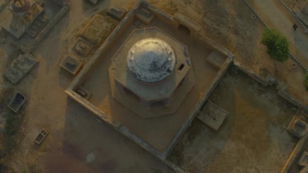 Aerial Looking Tomb Jani Ghazi Beg Necropolis Makli Thatta Pakistan — Vídeo de Stock