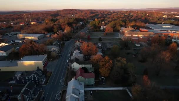 Luftaufnahme Eines Wohnviertels Einer Amerikanischen Kleinstadt Einem Sonnigen Herbstabend New — Stockvideo