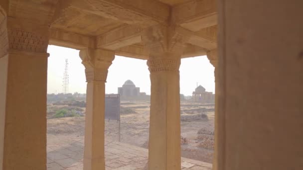 View Looking Intricate Carved Sandstone Pillars Tomb Isa Khan Hussain — Stock Video