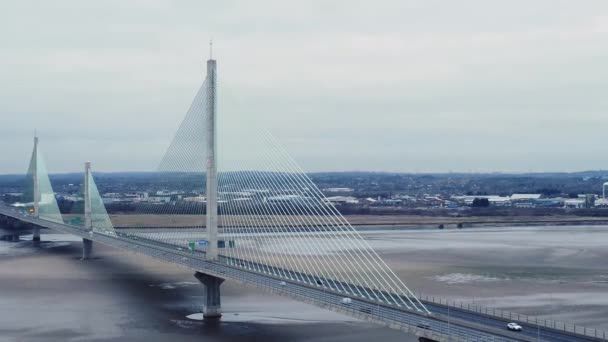 Widok Powietrza Mersey Gateway Kabel Pozostał Płatny Most Ruchu Przekraczania — Wideo stockowe