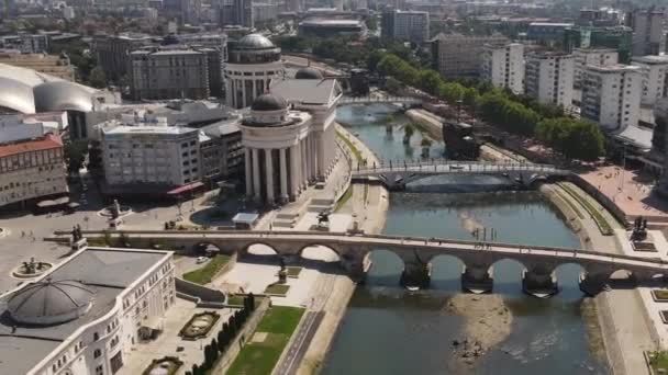 Skopje Noord Macedonië Luchtfoto Van Binnenstad Gebouwen Bruggen Boven Vardar — Stockvideo