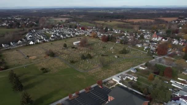 Vista Aérea Del Cementerio Barrio Residencial Boonsboro Maryland Disparo Dron — Vídeo de stock