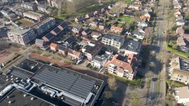 郊外の屋上に太陽光パネルを設置した工業ビルや住宅の空中 — ストック動画