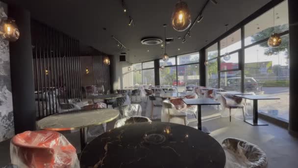 Lokales Restaurant Dem Alle Sitze Mit Weißer Folie Abgedeckt Sind — Stockvideo