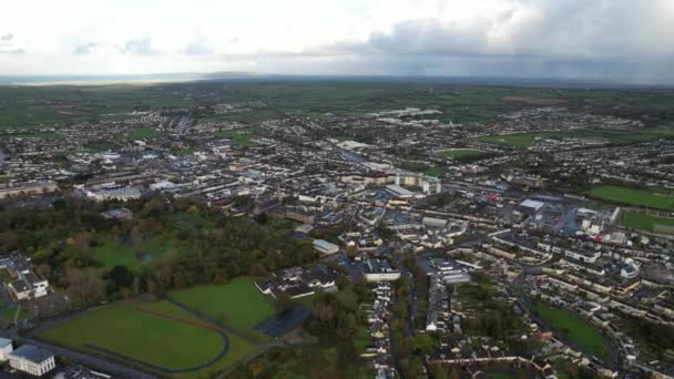 アイルランドのトラリーの航空写真 秋の都市景観と緑の風景 ドローンショット — ストック動画