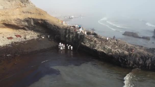 在精炼厂溢油后 空中倒飞飞越维纳拉岛海滩的生态灾难许多志愿工作者帮助清理水源 在海岸线死亡的鸟类 无人机监测 — 图库视频影像