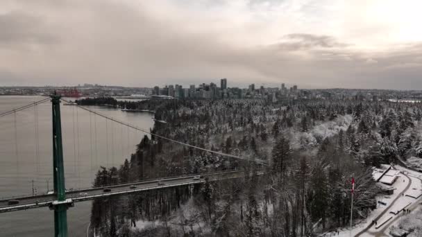 Schöne Filmische Aufnahme Der Lions Gate Bridge Einem Verschneiten Und — Stockvideo