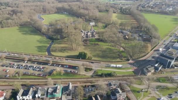 オランダの都市の端にある美しい記念碑的な荘園の空中 — ストック動画
