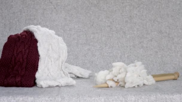 两只毛线做的围巾 外加木针和原毛 — 图库视频影像