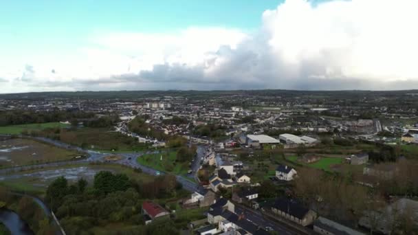 アイルランドのケリー州トラリー郡の航空写真 雲の上の都市景観秋の日ドローンショット — ストック動画