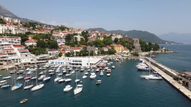 Luftaufnahme Des Hafens Von Herceg Novi Montenegro Vertäute Boote Und — Stockvideo