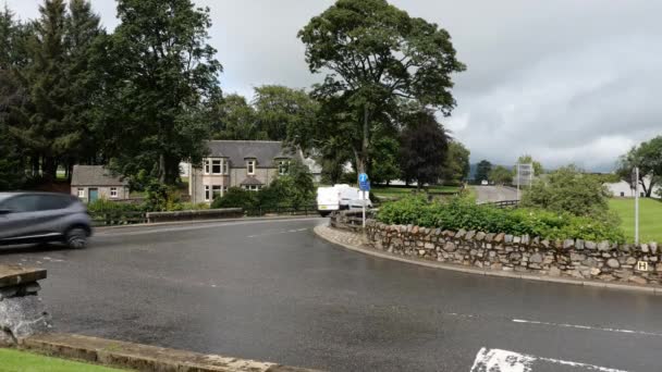 Jonction Dans Ville Écossaise Dufftown Après Pluie Avec Des Voitures — Video