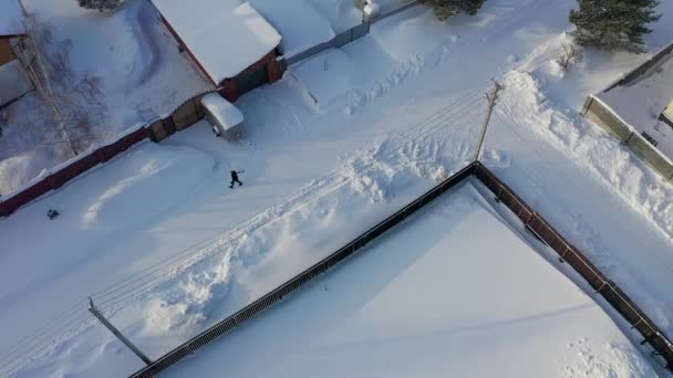 Disparo Aéreo Del Dron Del Hombre Que Camina Carretera Congelada — Vídeos de Stock