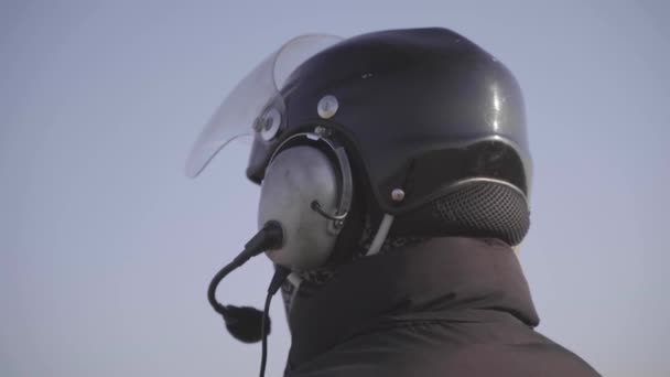 Κοντινό Πλάνο Ενός Πιλότου Αλεξιπτωτιστή Φορώντας Ένα Προστατευτικό Κράνος — Αρχείο Βίντεο
