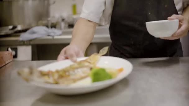 Hombre Cocina Delicioso Plato Pescado Centro Madrid Restaurante Lujo — Vídeos de Stock
