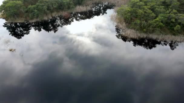 Zeitraffer Video Mit Wolken Auf Einem See — Stockvideo