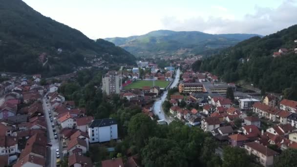 緑の風景の中にイワニツァ セルビア 建物やサッカースタジアムの空中ビュー ドローンショット — ストック動画