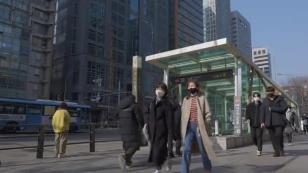 江南地下鉄4番出口を歩いている保護面マスクの人々ソウル 韓国のオミクロンコロナウイルスパンデミックの間に — ストック動画