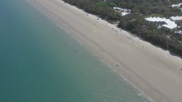 Touristen Schwimmen Four Mile Beach Mit Ruhigem Blauem Ozean Port — Stockvideo