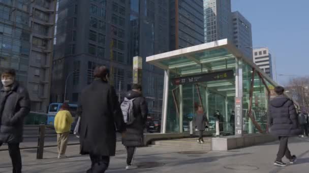 Mensen Met Ademhalingsmaskers Betreden Verlaten Metrostation Gangnam Uitgang Tijdens Een — Stockvideo