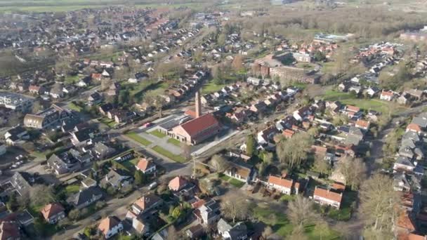 Aérea Pequeña Iglesia Medio Hermoso Barrio Suburbano — Vídeos de Stock