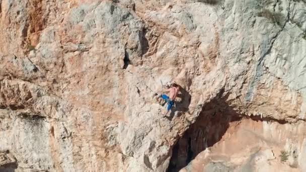 Kletterer Erklimmt Den Felsen — Stockvideo