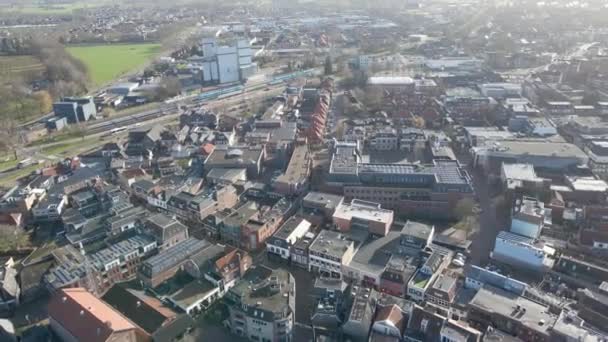 オランダの旧市街中心部の小さな通りの上空 — ストック動画