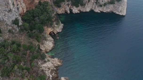 Flygdrönare Skott Klipporna Och Havet — Stockvideo