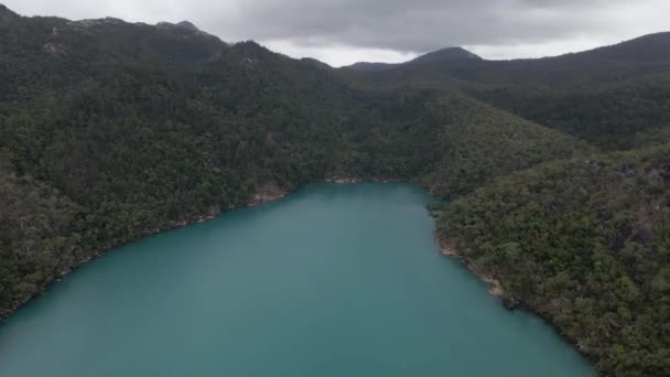 纳拉湾与无人居住的胡克岛和热带热带雨林从上惠特松日 — 图库视频影像