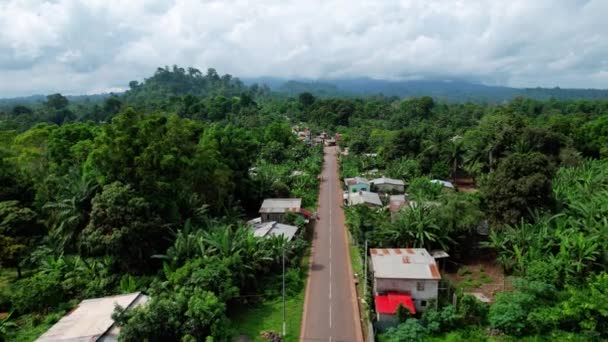 Vista Aérea Del Dron Sobre Largo Camino Pueblo Micolo Soleado — Vídeos de Stock