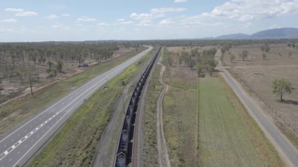 Trasporto Vuoto Treno Carbone Circondato Dalla Natura Selvaggia Nell Estremo — Video Stock