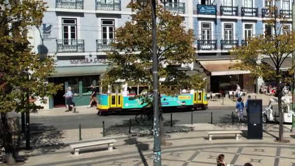 Flygfoto Gul Spårvagn Som Kör Soliga Lissabon Stad Spårning Drönare — Stockvideo