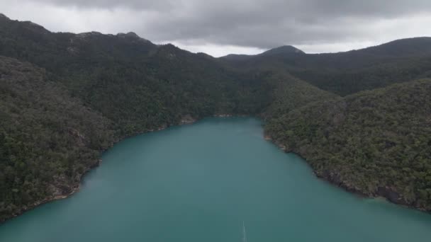 Voilier Flottant Nara Inlet Près Hook Island Avec Ciel Couvert — Video