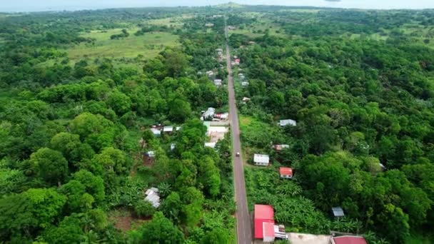 長い直線道路を見下ろす空中の景色ミコロの町 サントメ アフリカ ドローンショット — ストック動画