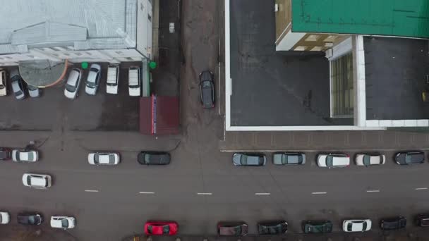 Aracın Hava Aracı Görüntüsü Caddede Giderken Aracı Park Ederken — Stok video