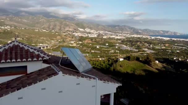 Napelemek Egy Spanyolországi Tetőn Gyönyörű Spanyol Táj Háttérben Hagyományos Spanyol — Stock videók