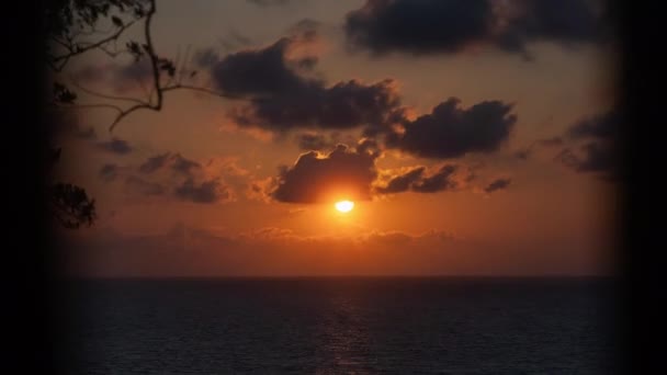 モンテネグロの雲を介してアドリア海の上の上昇する太陽の静的なビューをタイムラプス — ストック動画