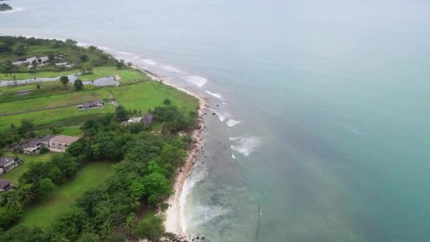 인도네시아 해변의 해안에 리조트 공중에서 — 비디오