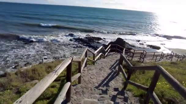 Bajando Las Escaleras Playa Nerja España Grandes Olas Chocando Contra — Vídeo de stock