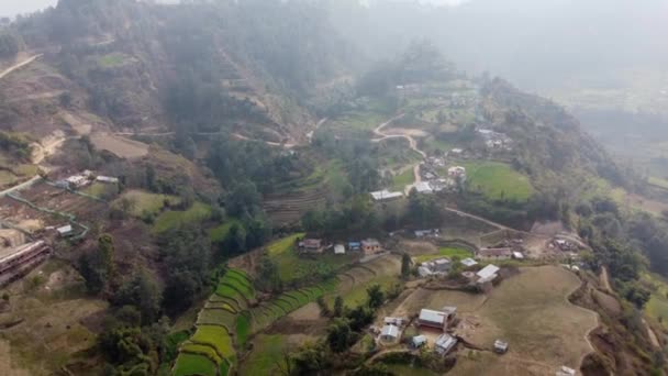 Légi Felvétel Egy Hegygerincen Szétszórt Faluról Nepálban Körülvett Teraszos Mezőkkel — Stock videók