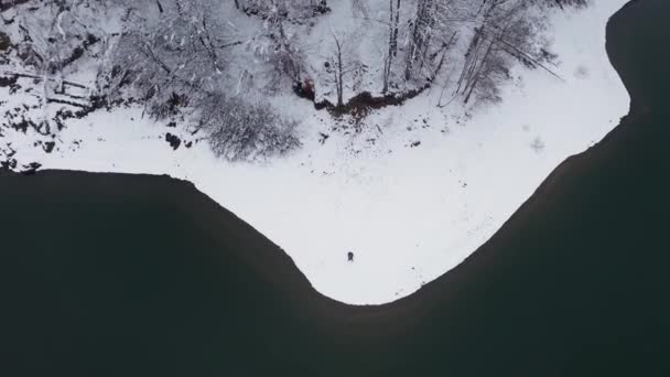 Fotograf Macht Ein Foto Auf Einem Verschneiten Eissee — Stockvideo