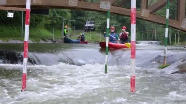 Kayakers Scendendo Una Piccola Cascata Corso Formazione Rapida Whitewater — Video Stock