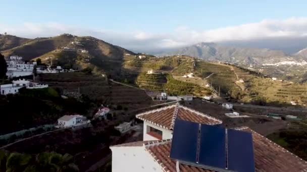 Voando Sobre Uma Vila Espanhola Com Painéis Solares Telhado Belas — Vídeo de Stock