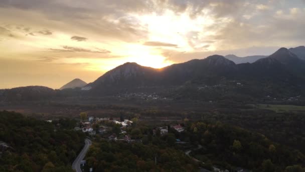 Vacker Antenn Drönare Skott Soluppgång Över Bergskedjan Med Utsikt Över — Stockvideo