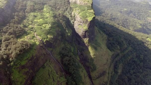 Vattenfall Cascading Natursköna Klippor Tamhini Ghat Maharashtra Indien Antenn Drönare — Stockvideo