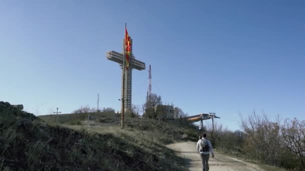 マケドニアのスコピエの外の山のミレニアムクロスへの道を歩くのPov — ストック動画