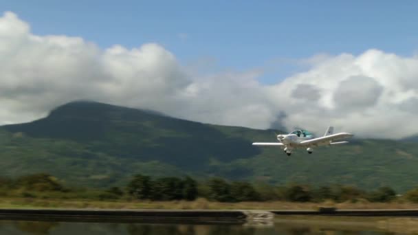 Pequeño Avión Aficionado Blanco Aterrizando Pista Aterrizaje Con Hombre Remolcando — Vídeo de stock