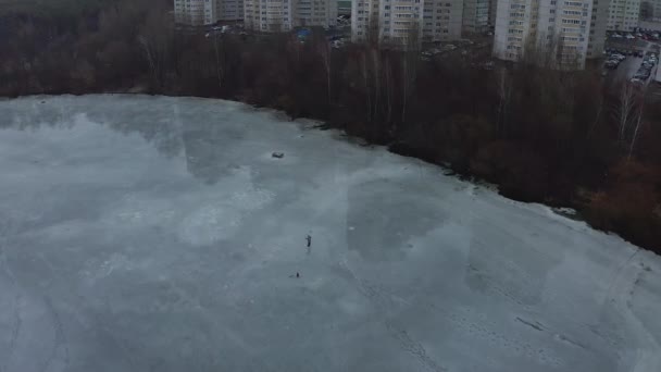 Drohnenbild Des Fischers Der Auf Dem Eissee Fischt — Stockvideo